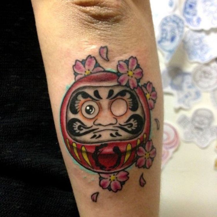 Daruma cầu tài lộc với hoa anh đào