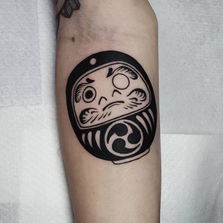 Hình xăm Daruma đen trắng
