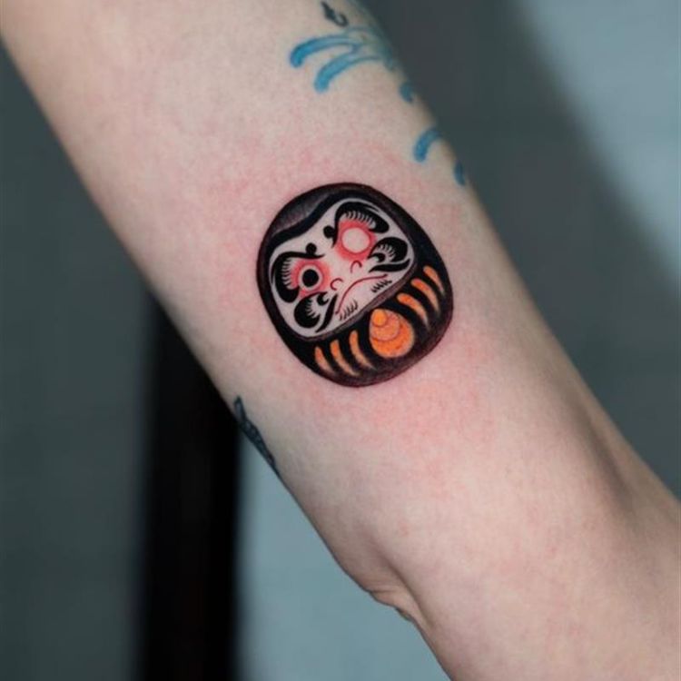Hình xăm Daruma bé xíu xinh xắn