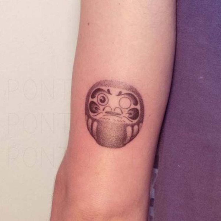Hình xăm Daruma đen trắng nhỏ