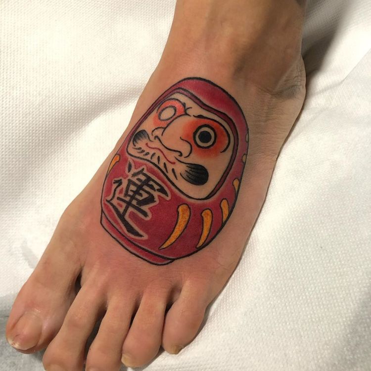 Hình xăm Daruma nhỏ ở chân