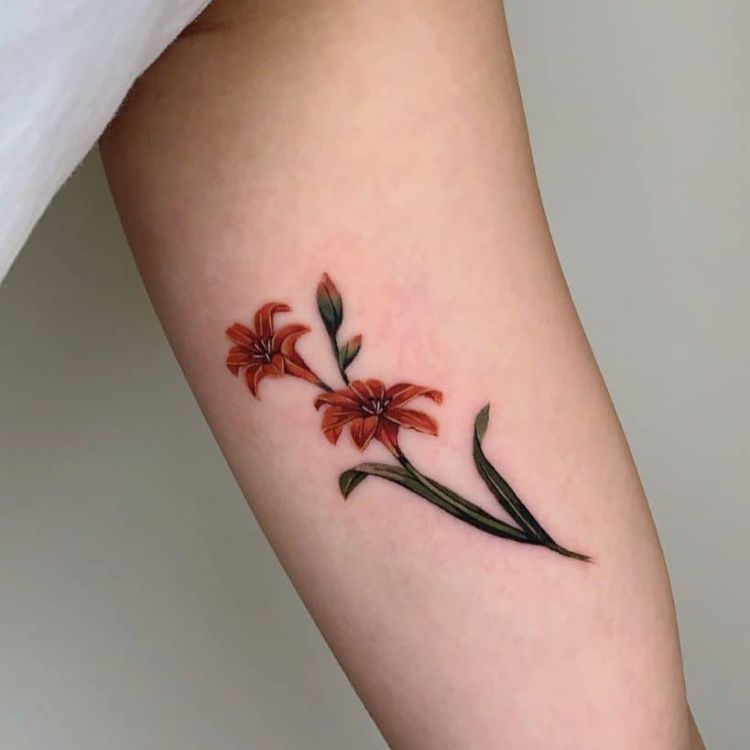 Hình xăm bông hoa ở bắp tay