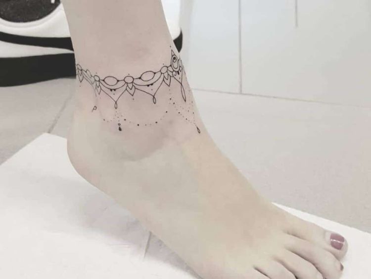 Hình xăm vòng cổ chân