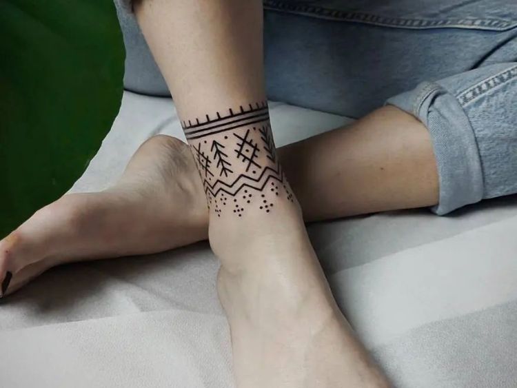 Hình xăm vòng cổ chân