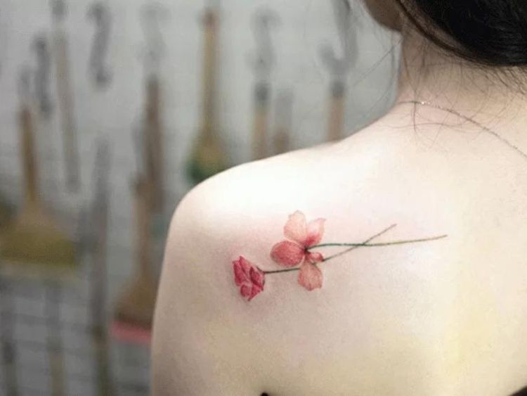 Hình xăm bông hoa ở vai