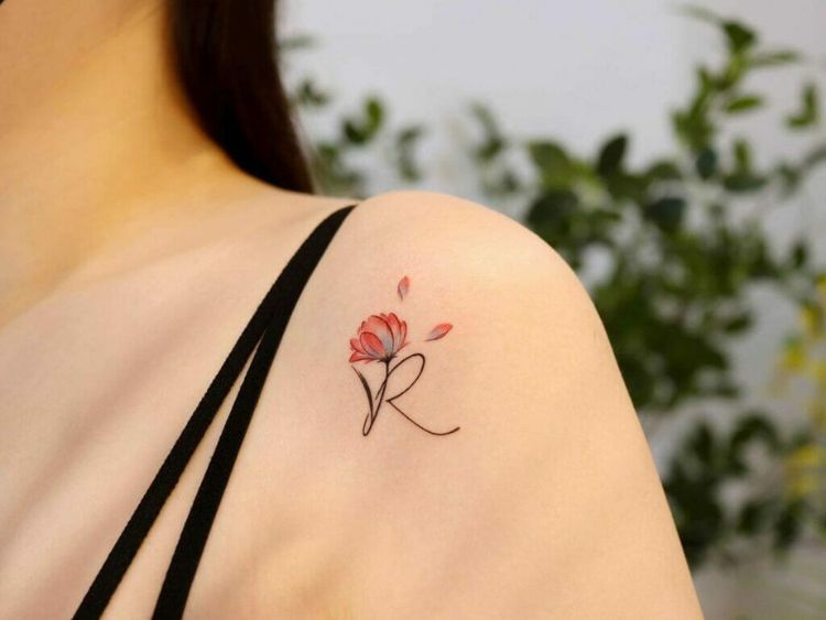 Hình xăm bông hoa ở vai