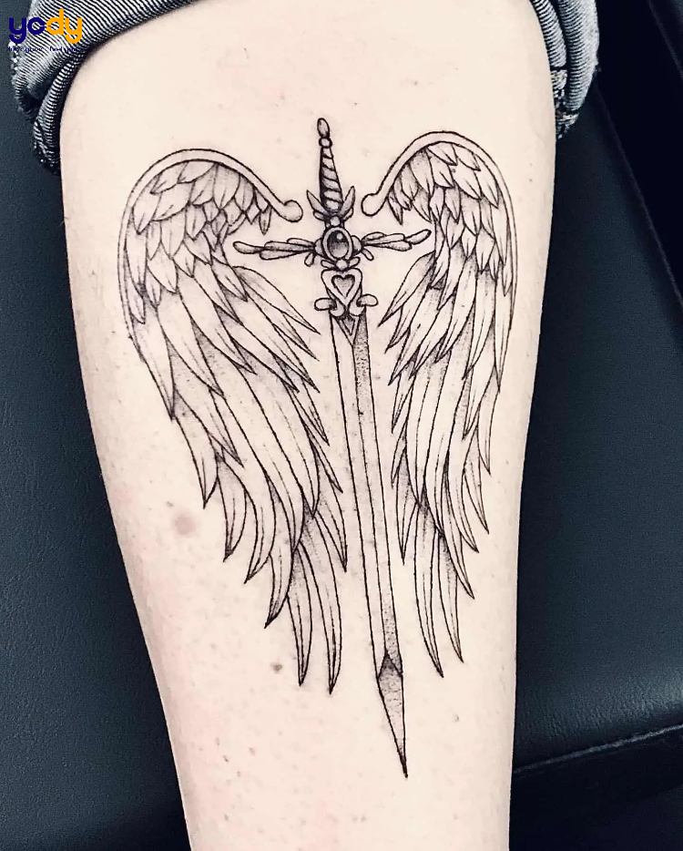 Tattoo đôi cánh thiên thần và kiếm cá tính