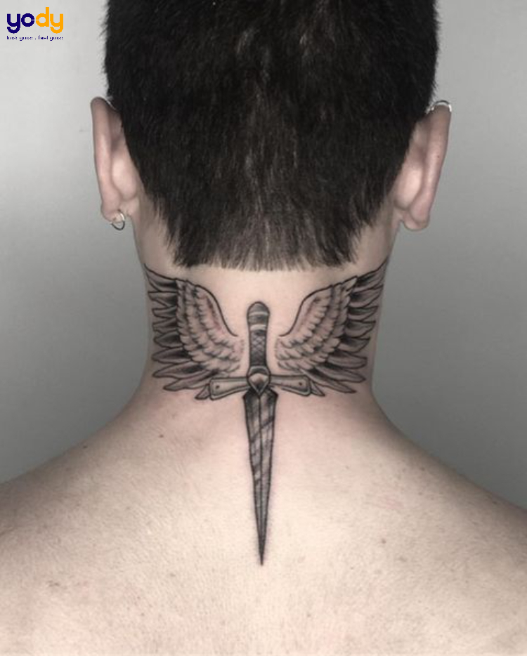 Tattoo đôi cánh và kiếm cực chất sau gáy