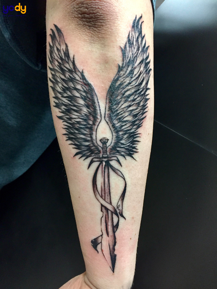 Tattoo đôi cánh và kiếm cực ý nghĩa