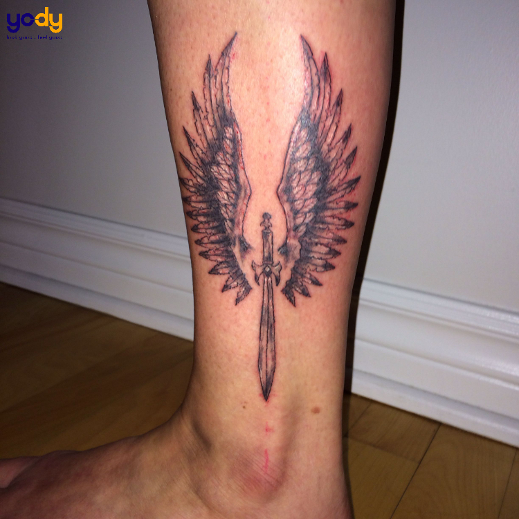 Tattoo đôi cánh và kiếm nghệ thuật