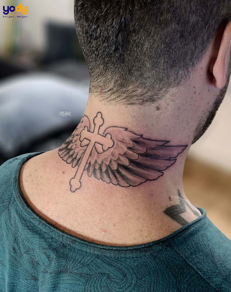 Tattoo đôi cánh cùng hình thánh giá sau gáy