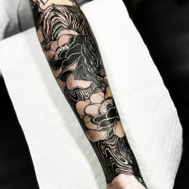 Hình xăm hoa mẫu đơn trắng đen