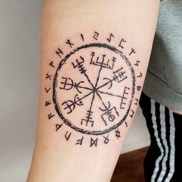 hình xăm la bàn vegvisir 