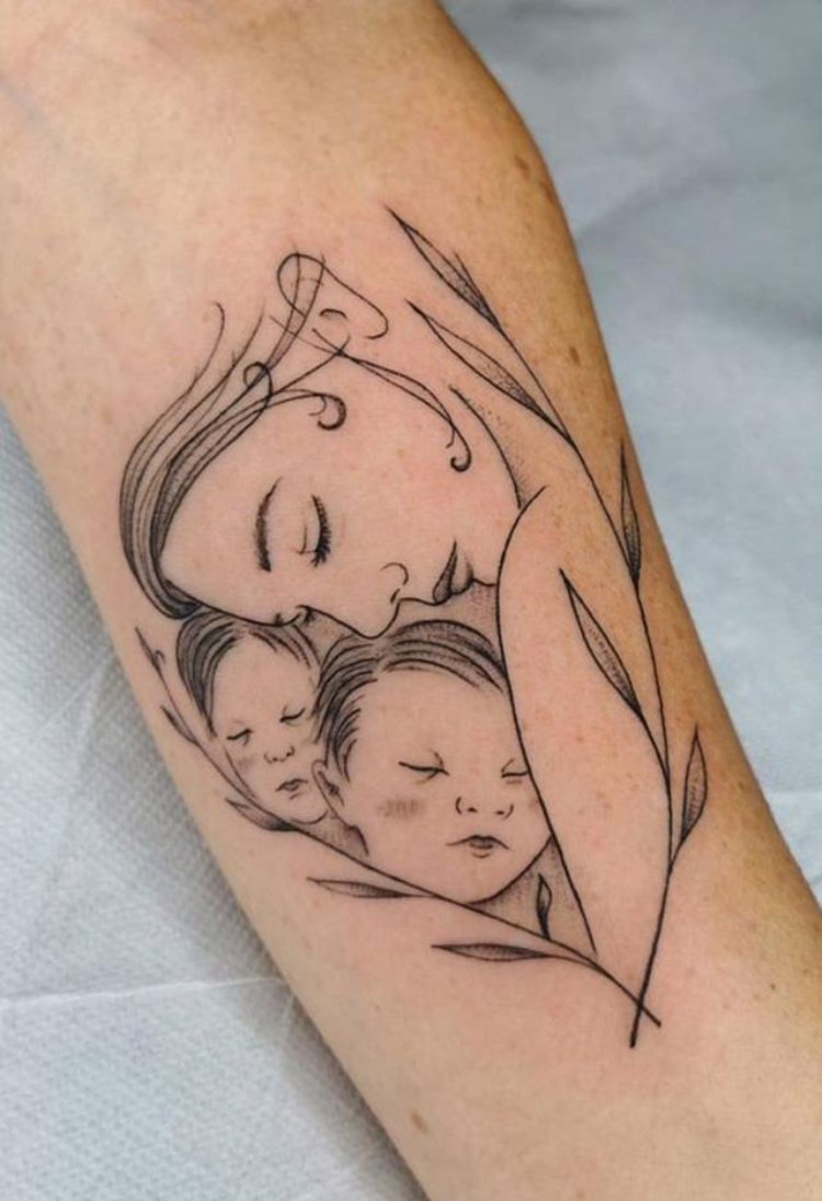 Tattoo mẹ bồng 2 con trai cực kỳ tình cảm