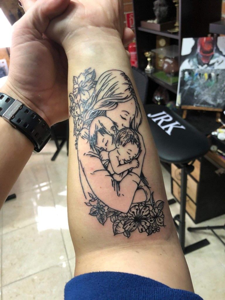 Tattoo mẹ bồng, ôm chặt 2 con yêu