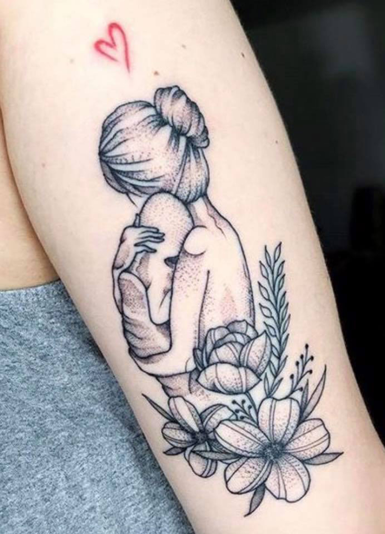 Tattoo mẹ bồng con với hoạ tiết hoa