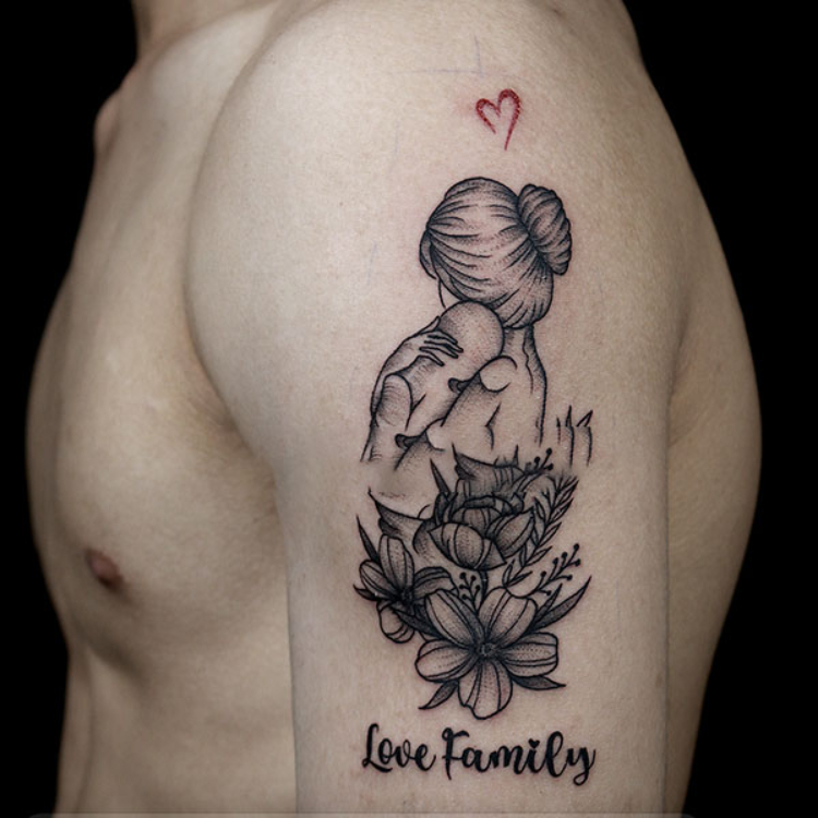 Tattoo mẹ bồng con với chữ Love Family ở bắp tay