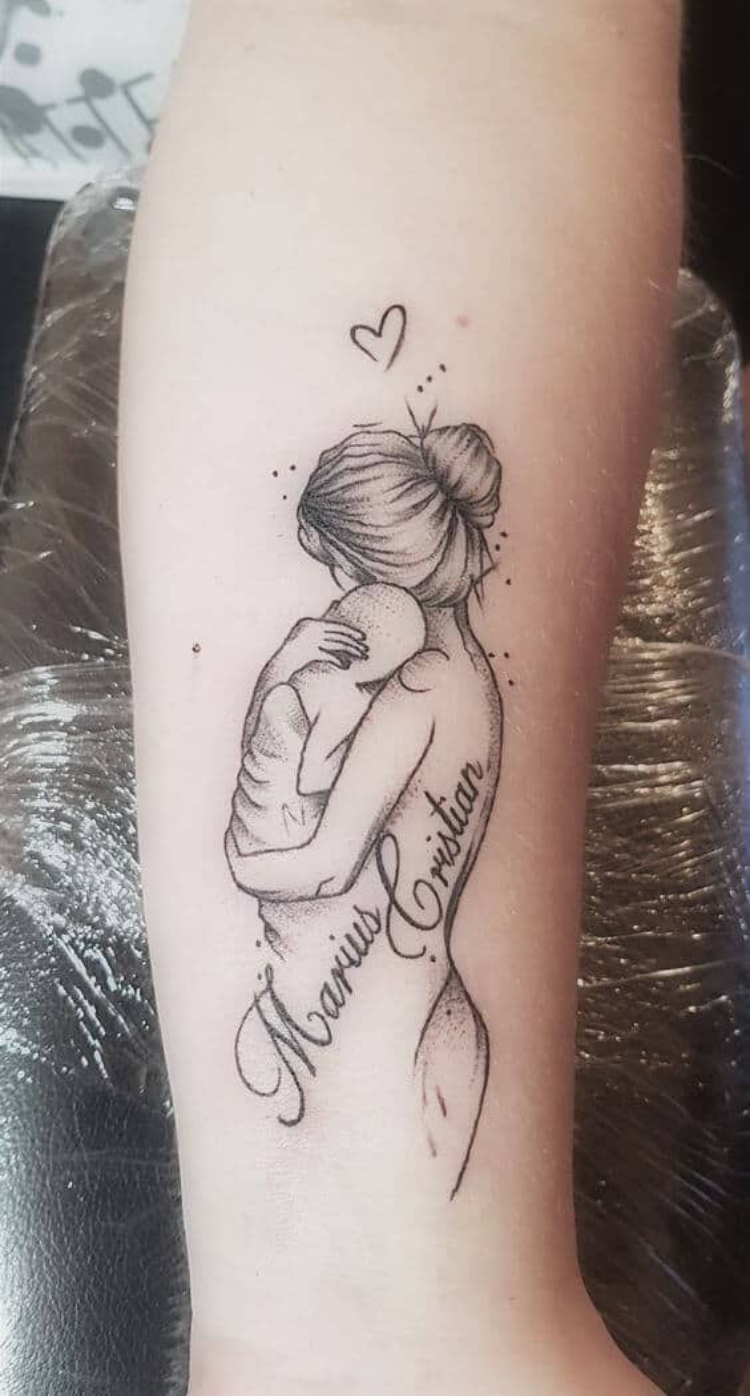 Mẫu tattoo mẹ bế con thiêng liêng