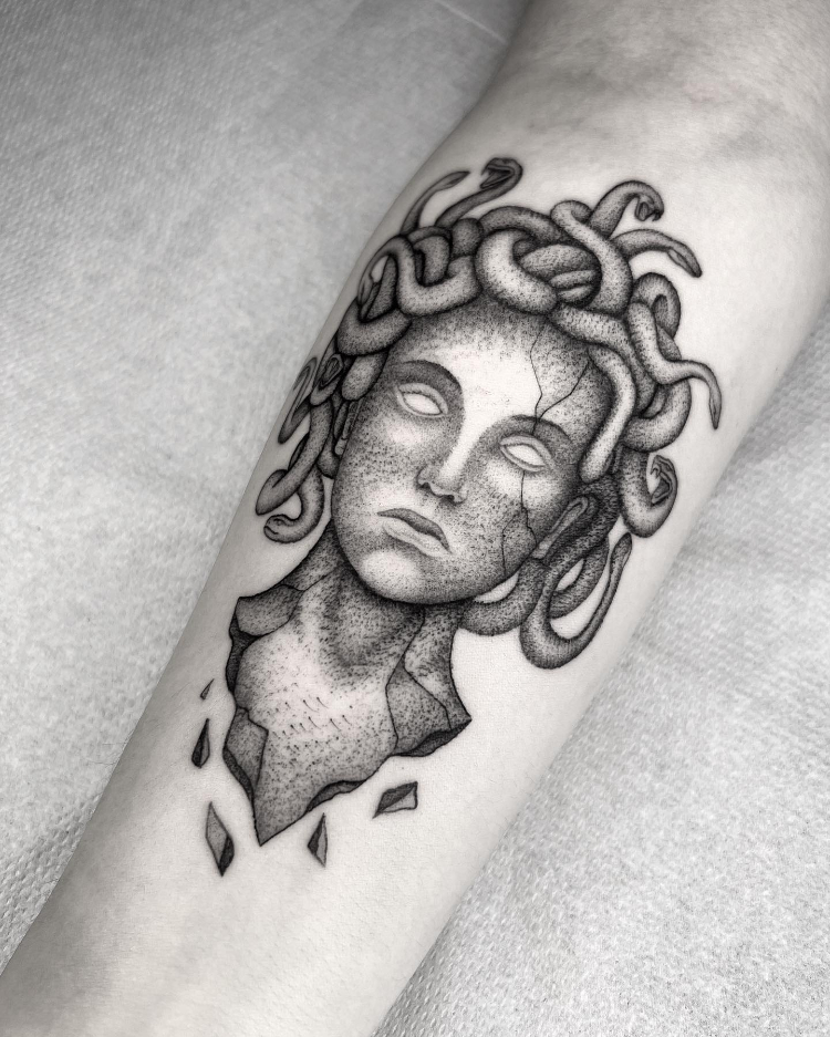 Hình xăm Medusa mang ý nghĩa của sự mạnh mẽ, dũng cảm và bí ẩn