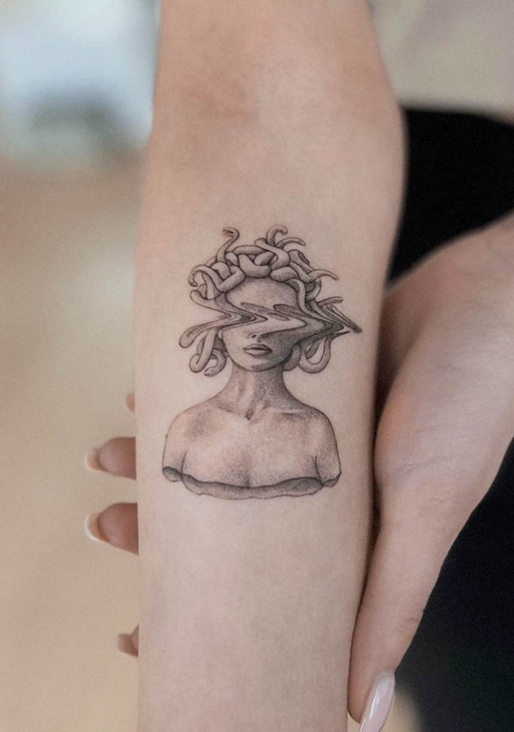 Xăm hình Medusa mini phong cách cá tính
