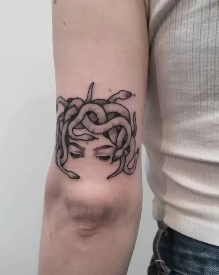 Xăm hình Medusa mini nửa mặt buồn bã
