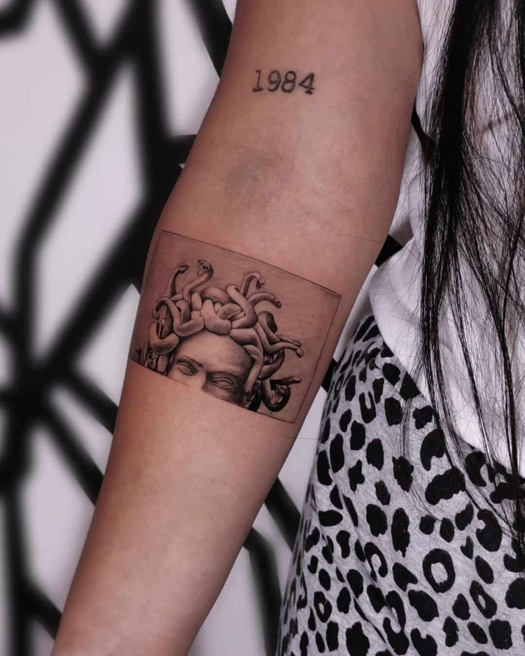 Xăm hình Medusa mini sắc nét