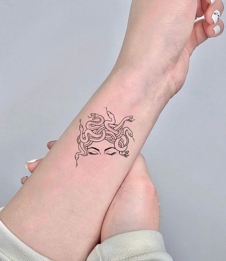 Tattoo Medusa nhắm mắt ở cánh tay