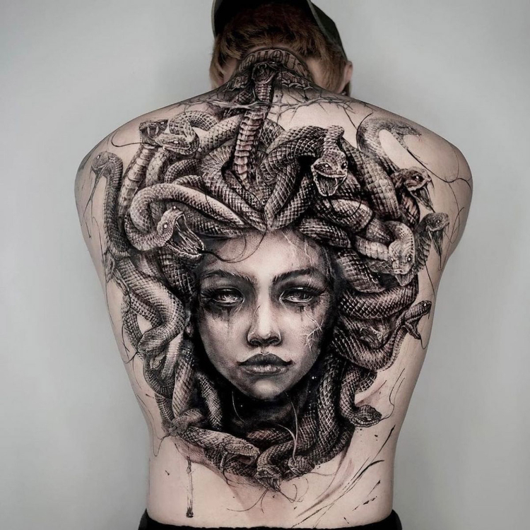 Hình xăm Medusa lạnh lùng kín lưng