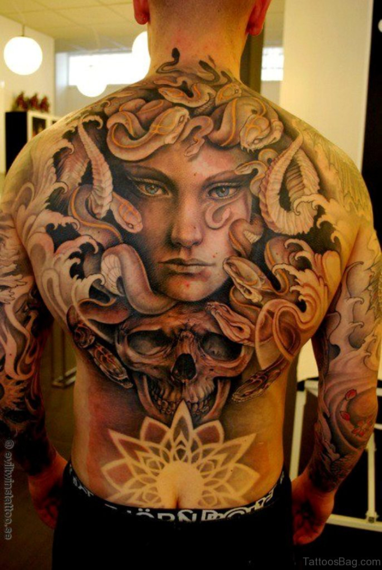 Hình xăm nữ thần Medusa cùng họa tiết đầu lâu