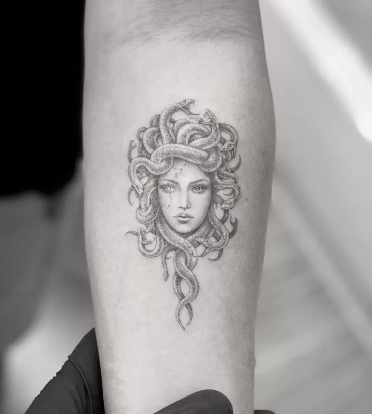 Tattoo Medusa siêu đẹp, chân thực