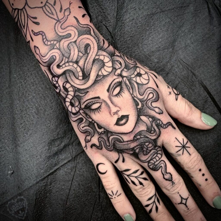 Xăm hình nữ thần Medusa nghệ thuật ở bàn tay
