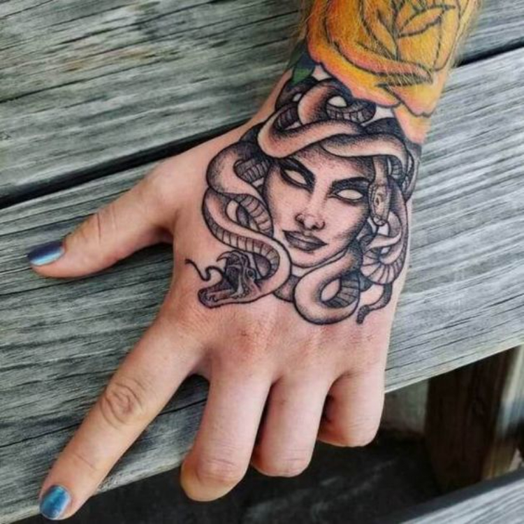 Xăm hình nữ thần Medusa đẹp không tỳ vết