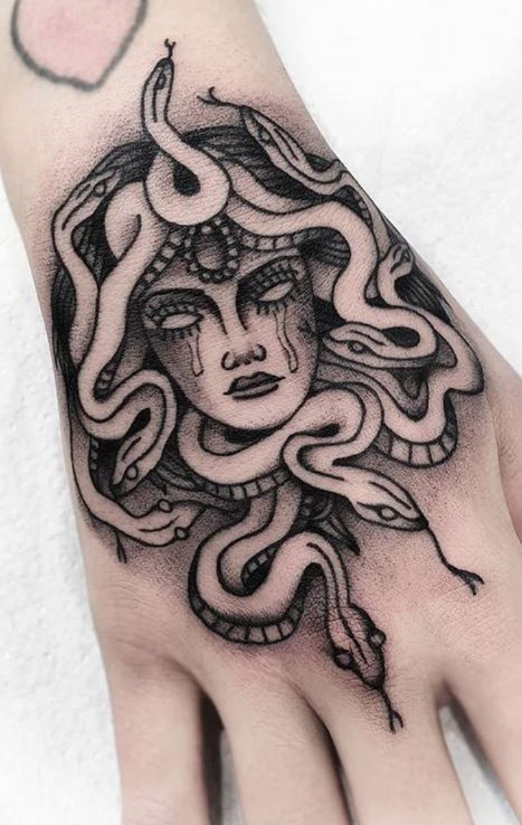 Xăm hình nữ thần Medusa đang khóc