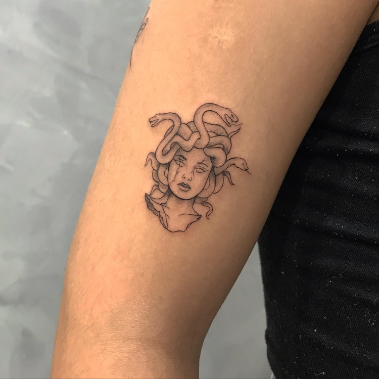 Tattoo Medusa đơn giản