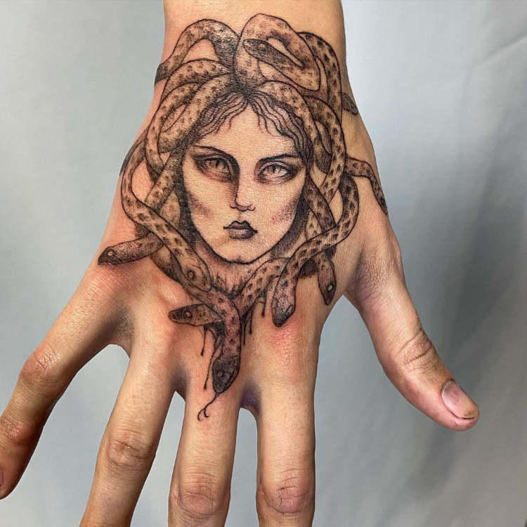 Xăm hình nữ thần Medusa xinh đẹp, mắt mèo