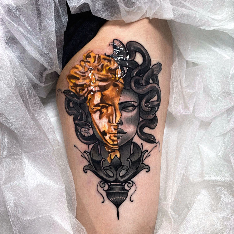 Tattoo nữ thần Medusa 3D họa tiết mặt nạ vàng