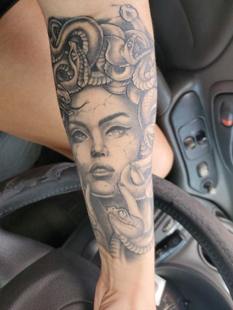 Mẫu tattoo Medusa kiểu dạn nứt ở cánh tay