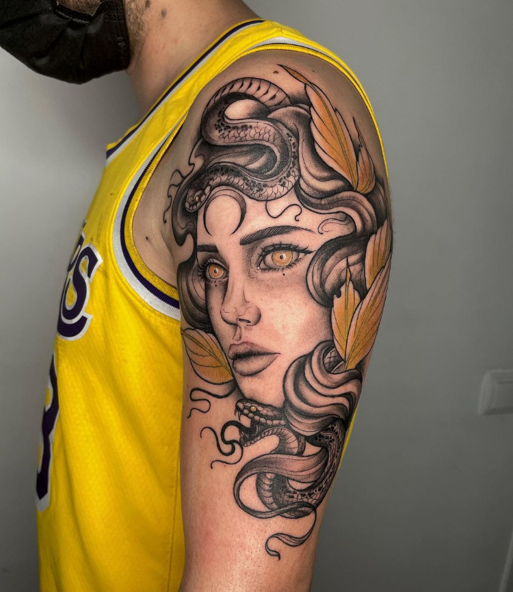 Hình xăm Medusa xinh đẹp cùng lá vàng