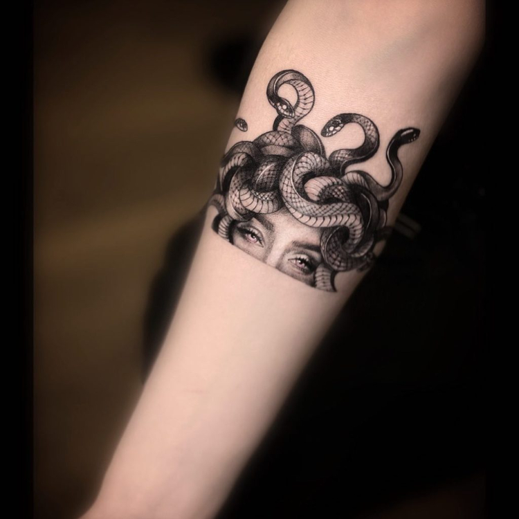 Tattoo Medusa kiểu nửa mặt