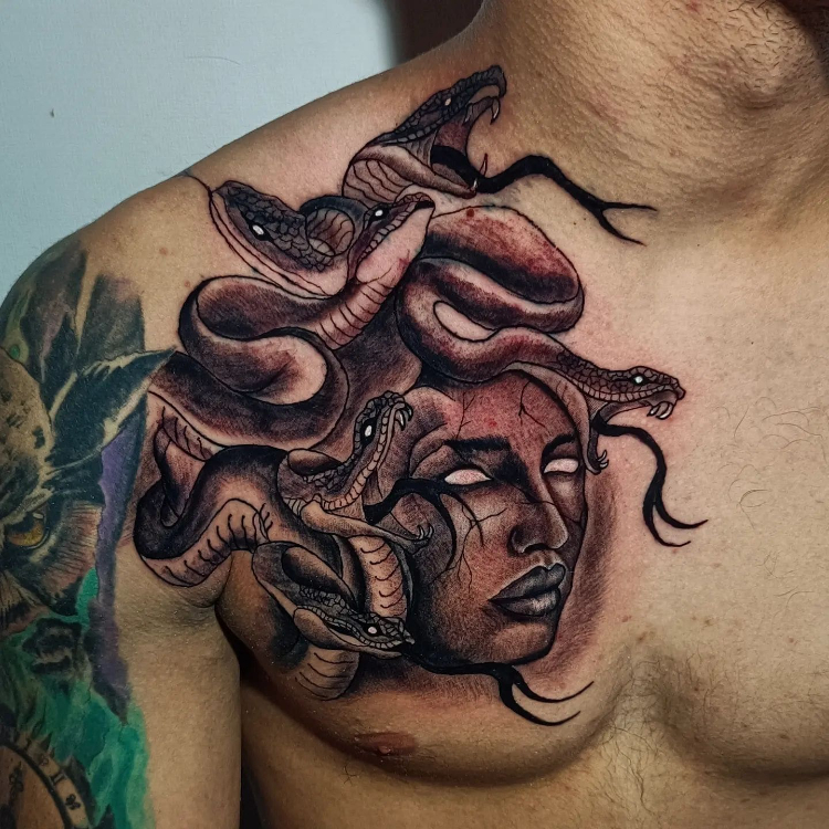Hình xăm Medusa đẹp ở ngực bên phải