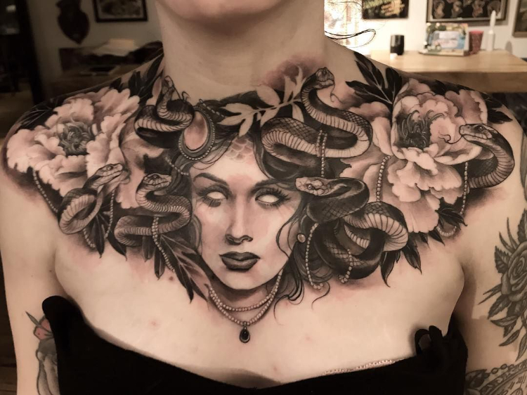 Hình xăm Medusa xinh đẹp full ngực