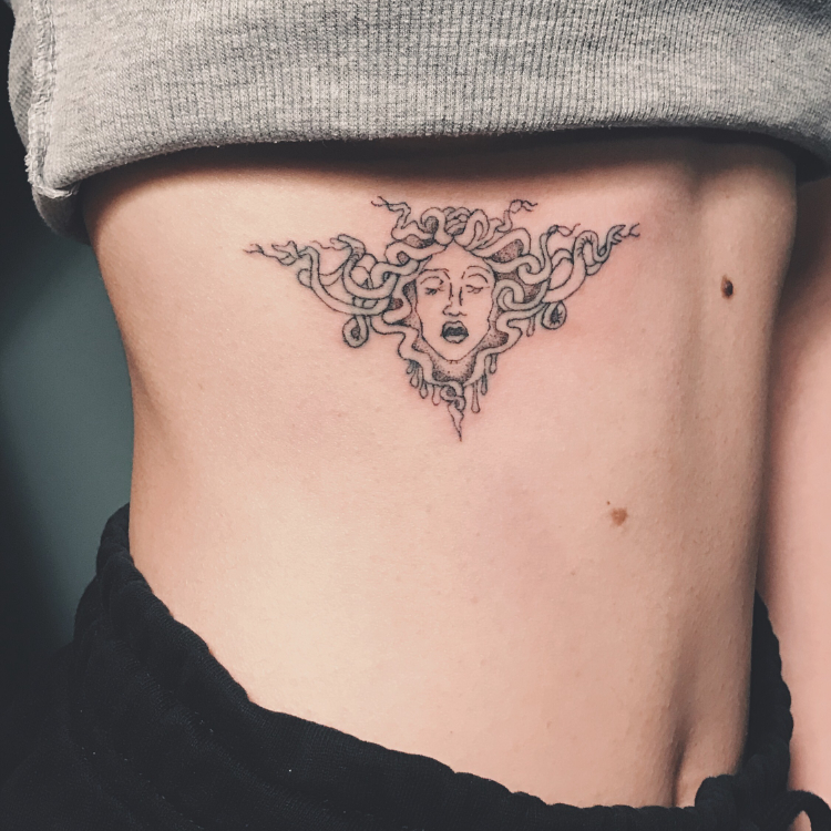 Tattoo Medusa mini quyến rũ mạn sườn