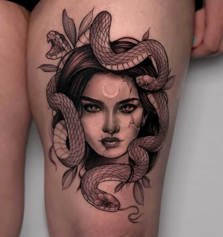 Mẫu hình xăm Medusa quyến rũ với mặt trăng giữa trán