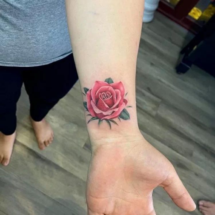 Hình xăm hoa hồng mini ở cổ tay 