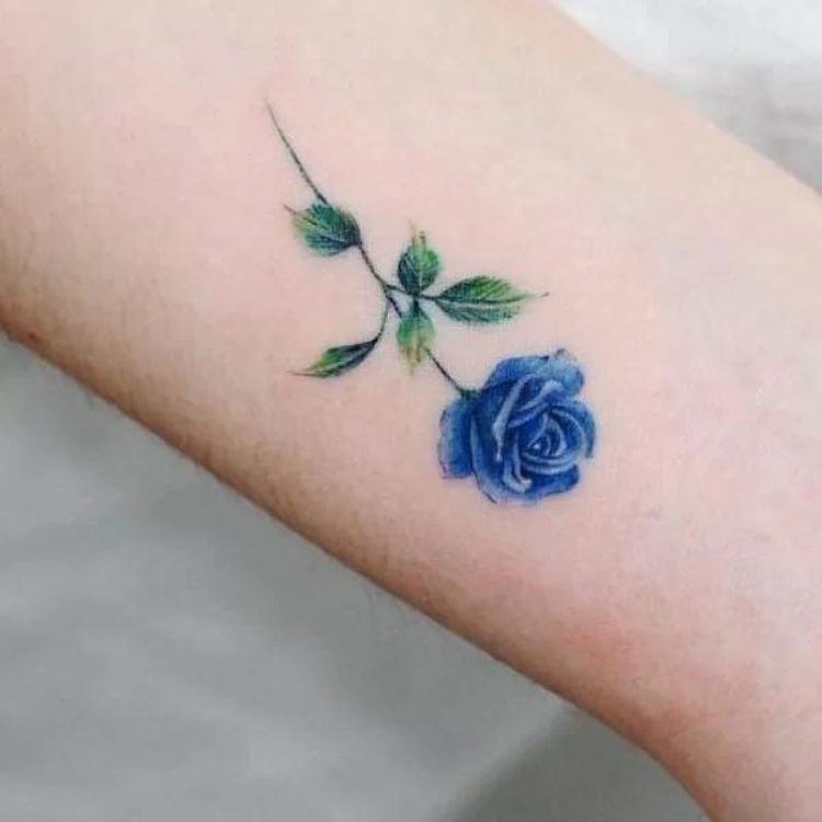 Hình xăm hoa hồng mini ở cổ tay 