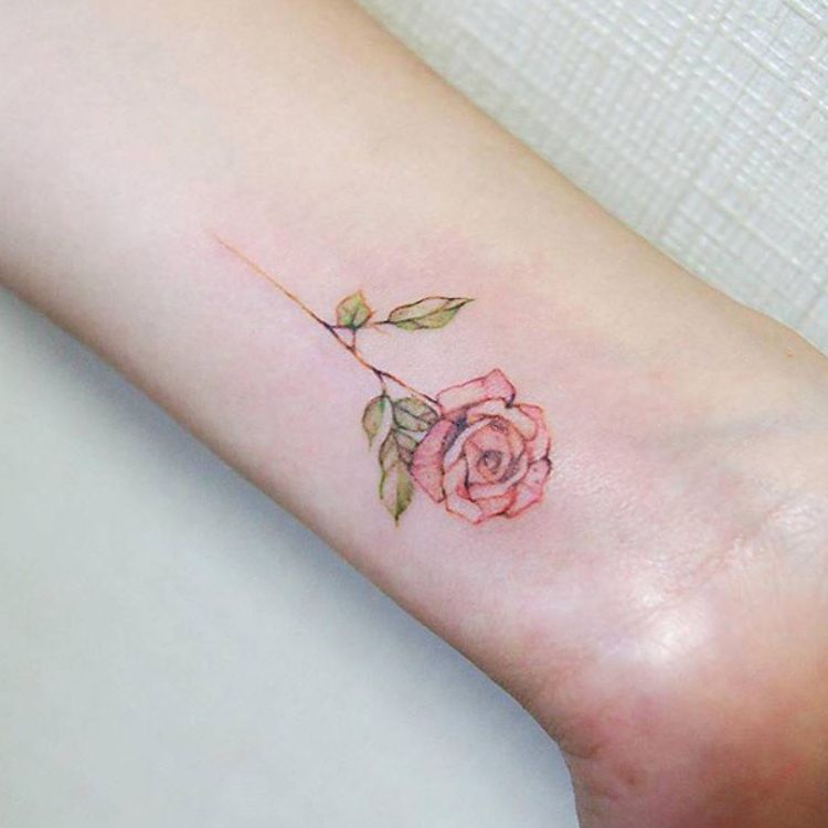 Hình xăm hoa hồng mini ở cổ tay 