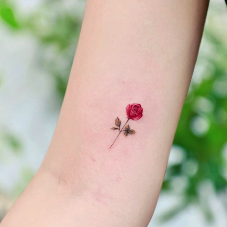 Hình xăm hoa hồng mini ở cổ tay 