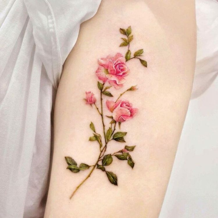 Hình xăm hoa hồng mini ở cổ tay 
