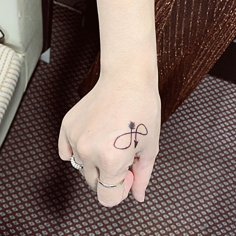 Hình xăm mini ở mu bàn tay