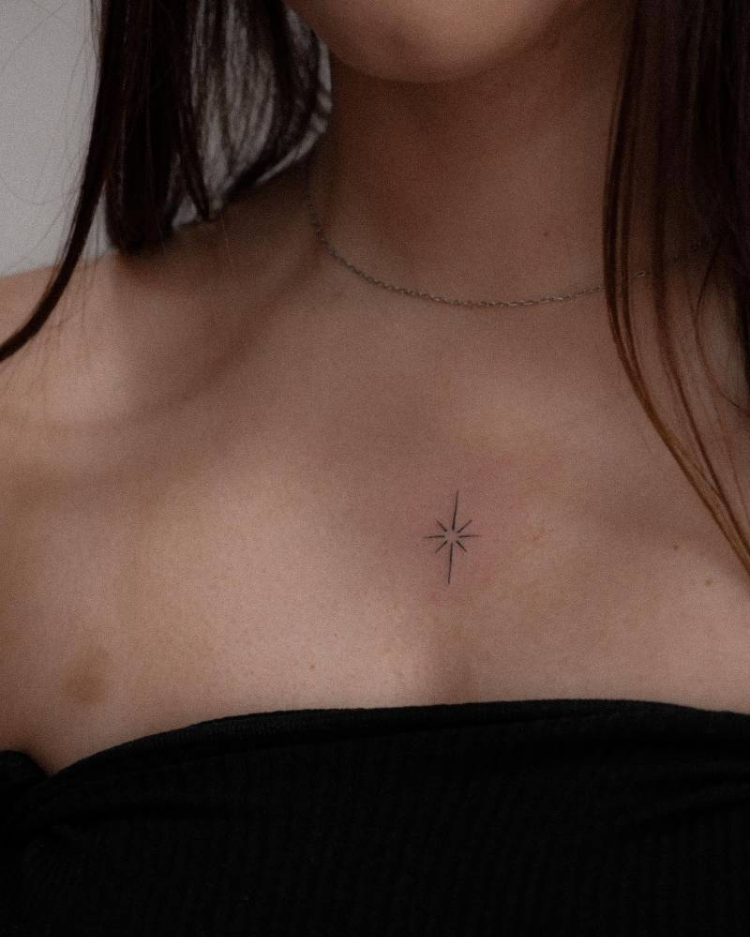 Tattoo hình ngôi sao ở giữa ngực